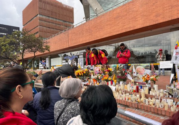 La fotografía tomada del medio La FM, muestra a simpatizantes que han colocado velas, en los exteriores de la Fundación Santa Fe de Bogotá.