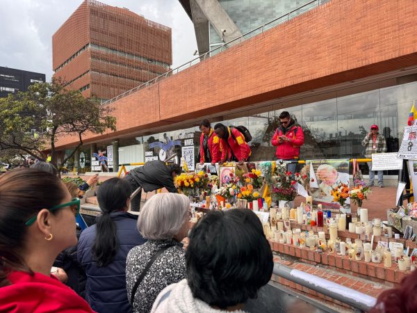 La fotografía tomada del medio La FM, muestra a simpatizantes que han colocado velas, en los exteriores de la Fundación Santa Fe de Bogotá.