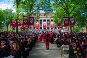 Miles se gradúan en Harvard mientras el veto migratorio de Trump queda en pausa.