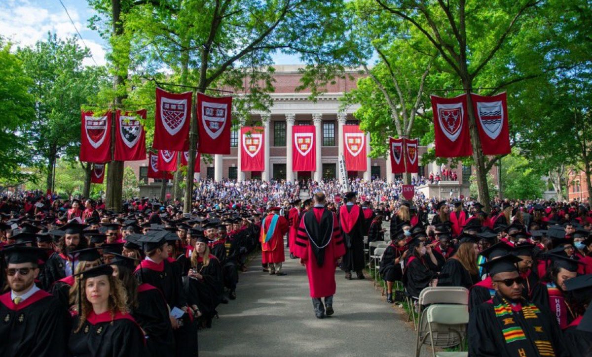 Miles se gradúan en Harvard mientras el veto migratorio de Trump queda en pausa.