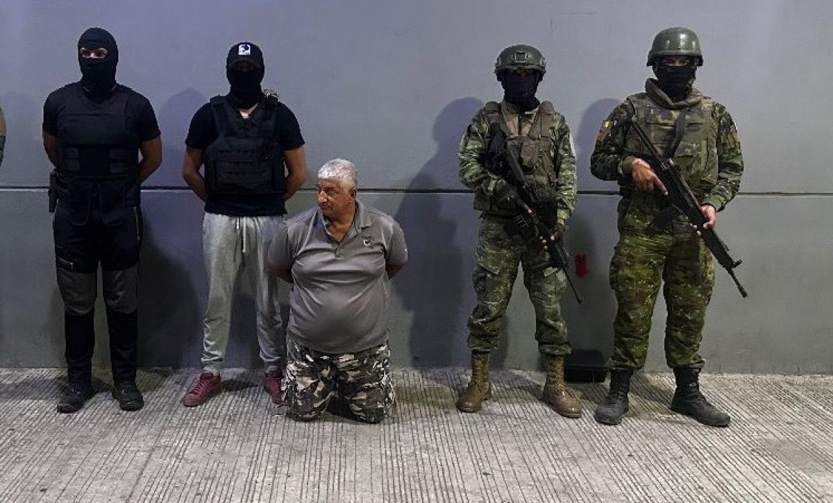 Militares ecuatorianos detuvieron a L. G. Briones M., alias Pinchagua, presunto integrante y testaferro del grupo criminal Los Choneros.