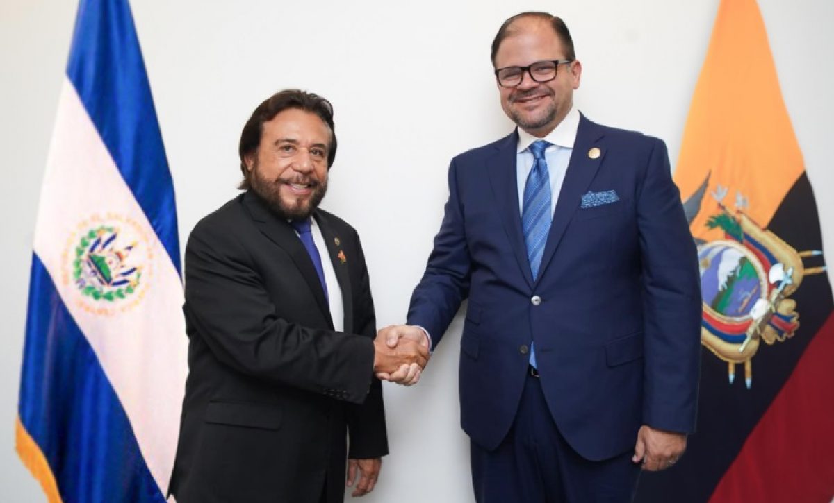 El Ministro del Interior, John Reimberg, estrechan manos con el vicepresidente de El Salvador, Félix Ulloa.
