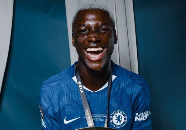 Moisés Caicedo reacciona tras quedar fuera de la lista al Balón de Oro 2025 “A seguir trabajando”