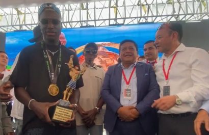 Moisés Caicedo recibe llaves de la ciudad y un Tsáchila de Oro en homenaje en Santo Domingo, la tierra que lo vio nacer