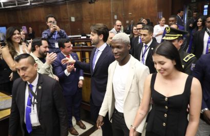 Moisés Caicedo recibió condecoración Vicente Rocafuerte por la Asamblea Nacional
