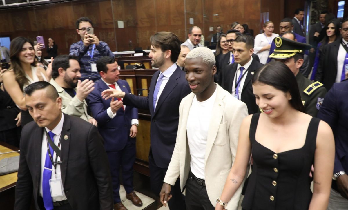 Moisés Caicedo recibió condecoración Vicente Rocafuerte por la Asamblea Nacional