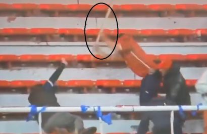 Momentos en que un aficionado agrede a otro de la barra contraria con un objeto.
