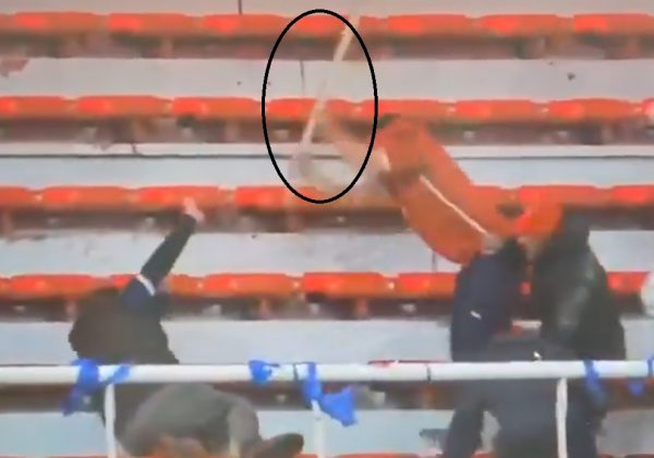 Momentos en que un aficionado agrede a otro de la barra contraria con un objeto.