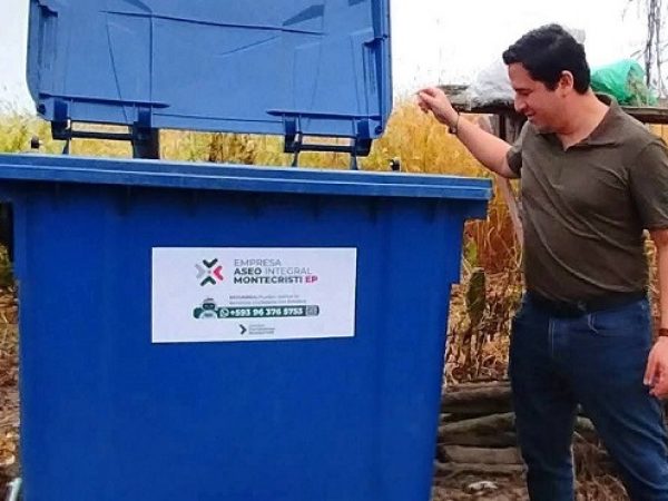 Contenedores y limpieza llegan a Los Cárceles.