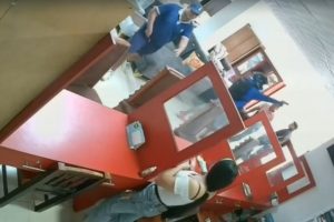 Un asalto en un local de muebles en Los Bajos de Montecristi dejó a varios clientes sin sus pertenencias. (Captura de video).