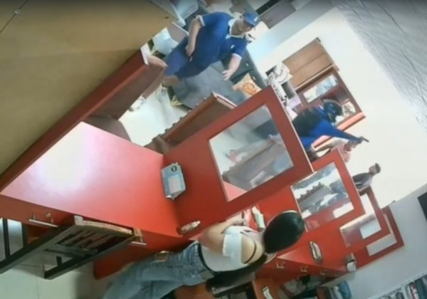 Un asalto en un local de muebles en Los Bajos de Montecristi dejó a varios clientes sin sus pertenencias. (Captura de video).