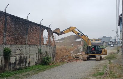 Moradores del barrio 6 de Diciembre denuncian riesgo por muro inclinado y alcantarilla colapsada