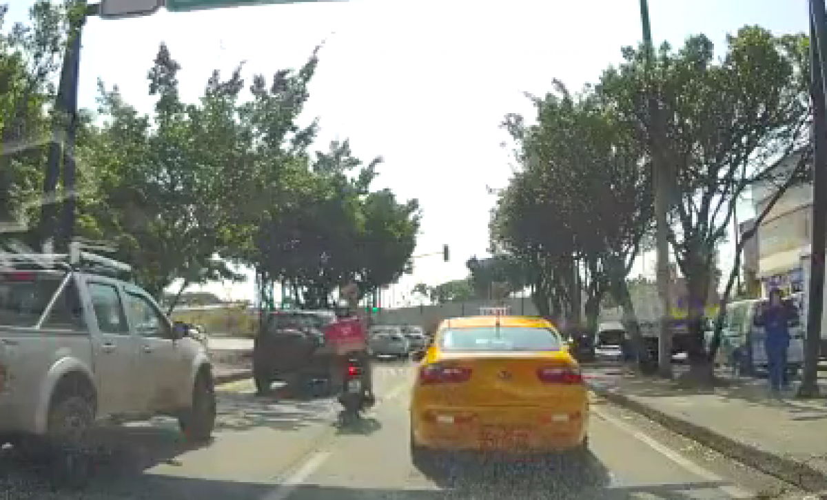 Moto-la-embiste-y-camioneta-le-pasa-por-encima-2