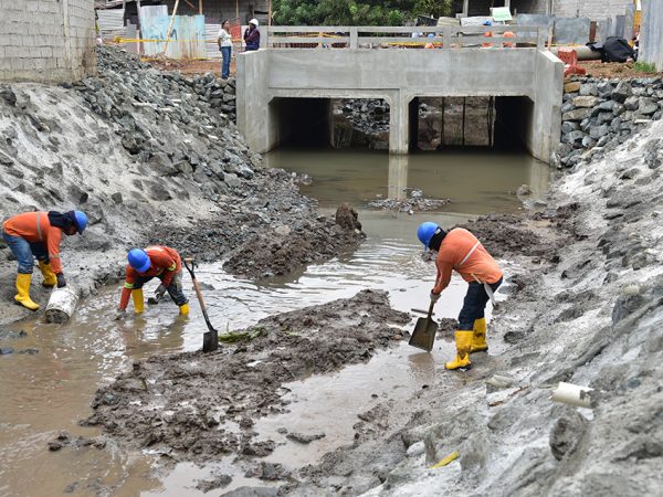 La cooperativa Realidad de Dios recibe por primera vez una obra para controlar inundaciones, parte del Plan Choque del Municipio de Guayaquil.
