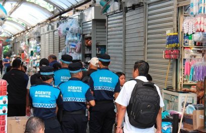 El Municipio de Guayaquil realizó un operativo en el sector de La Bahía para mejorar el orden y la seguridad.