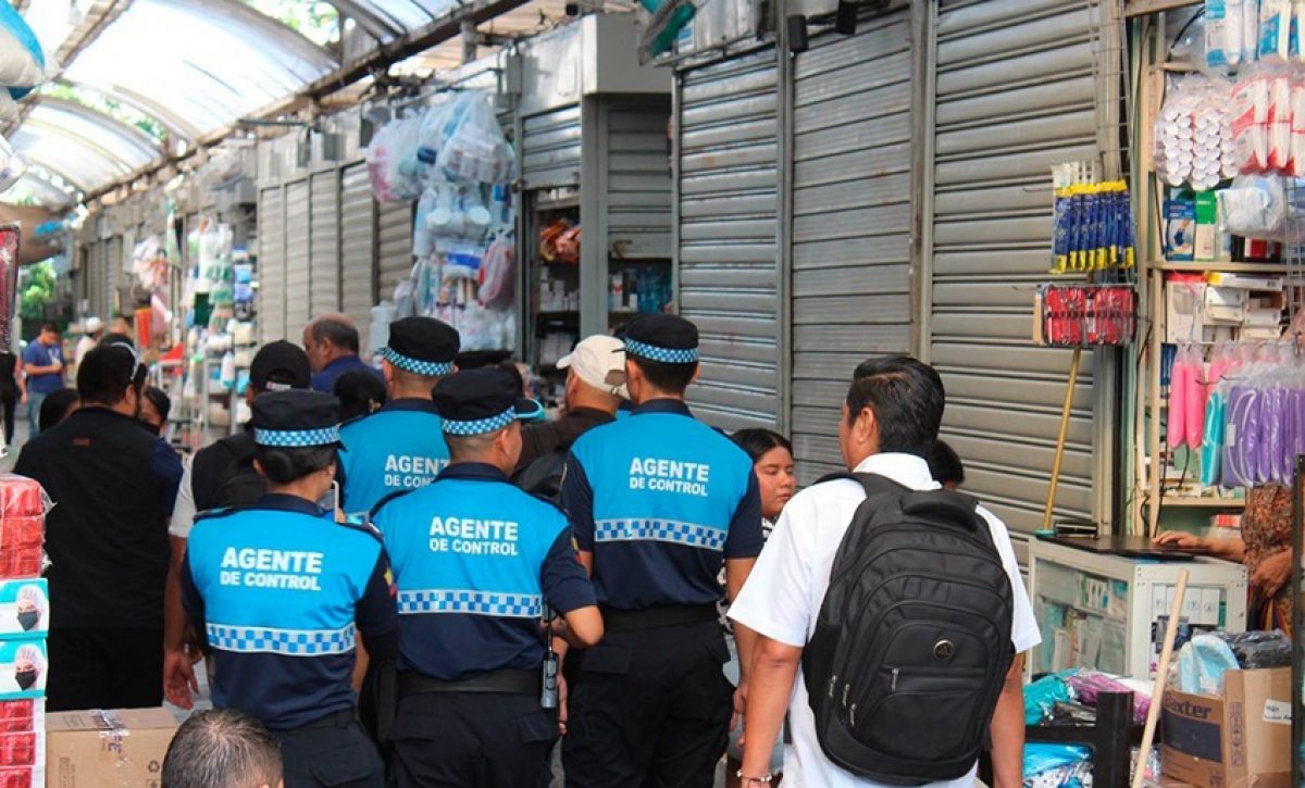 El Municipio de Guayaquil realizó un operativo en el sector de La Bahía para mejorar el orden y la seguridad.