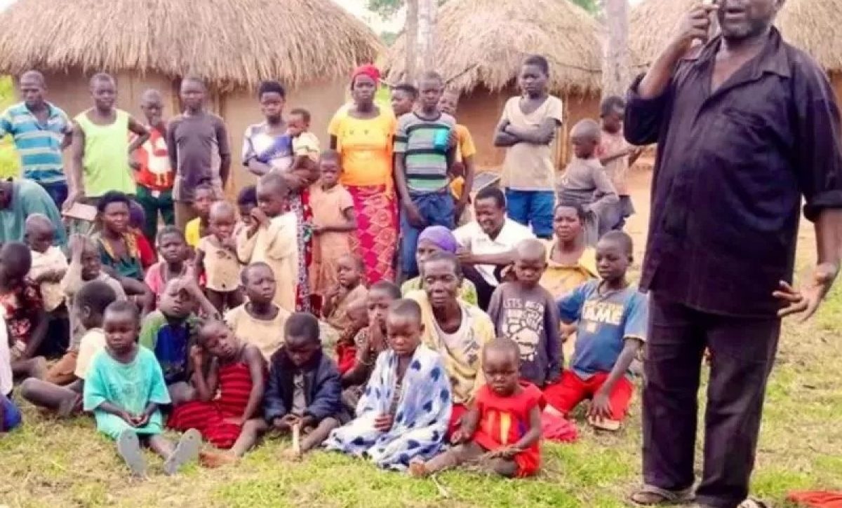 Musa Hasahya Kasera, un ugandés de 70 años, enfrenta dificultades para sostener a su extensa familia de doce esposas,