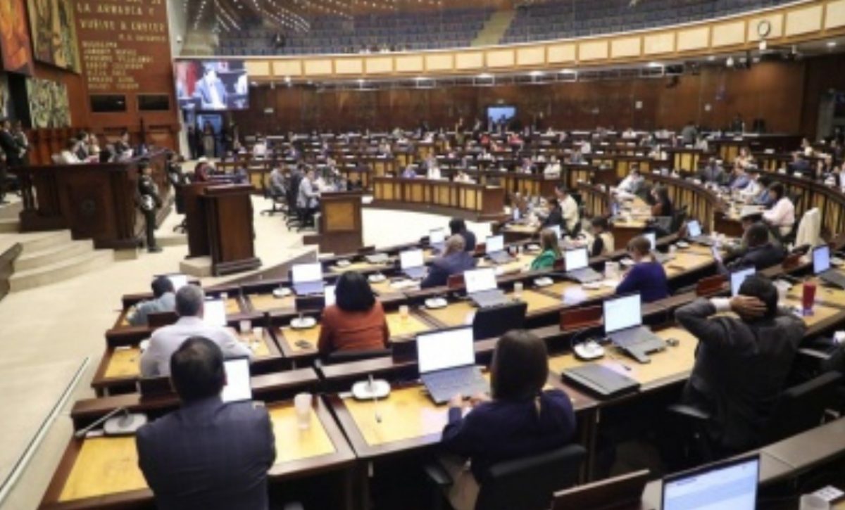 Niels Olsen posesiona a Pamela Aguirre y Edwin Aceldo como jueces elegibles de la Corte Constitucional. (AN)