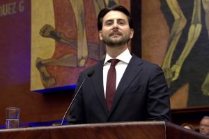 Niels Olsen, presidente de la Asamblea Nacional, durante su discurso, previo a la posesión de Daniel Noboa.