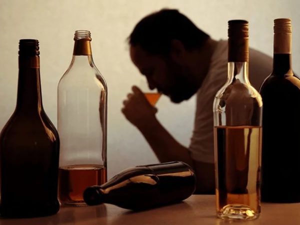 Niños y adolescentes imitan el patrón de consumo de alcohol de sus padres
