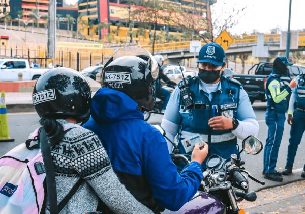 Nueva multa en Guayaquil $94 por no usar casco en motocicletas