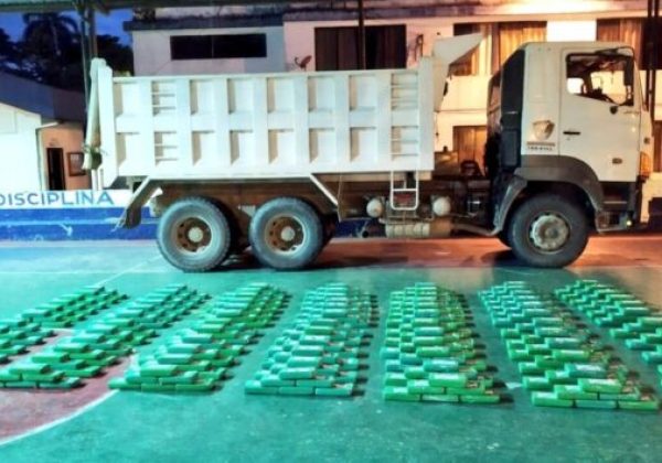 En la provincia de Napo, se encontró cerca de media tonelada de droga que era transportada en una volqueta.