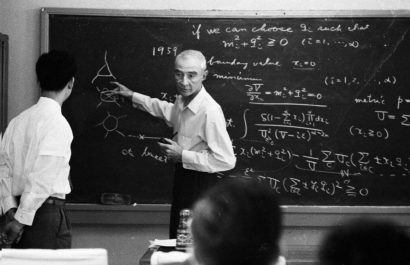 Robert Oppenheimer, el célebre físico teórico estadounidense y director científico del Proyecto Manhattan, conocido como el "padre de la bomba atómica", imparte una conferencia en la Universidad de Kioto, Japón, el 14 de septiembre de 1960.