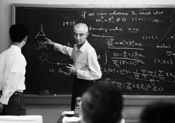 Robert Oppenheimer, el célebre físico teórico estadounidense y director científico del Proyecto Manhattan, conocido como el "padre de la bomba atómica", imparte una conferencia en la Universidad de Kioto, Japón, el 14 de septiembre de 1960.
