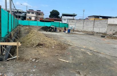 El patio de venta de carros usados se construye en el callejón Robles, entre avenida Manabí y calle 5 de Junio.