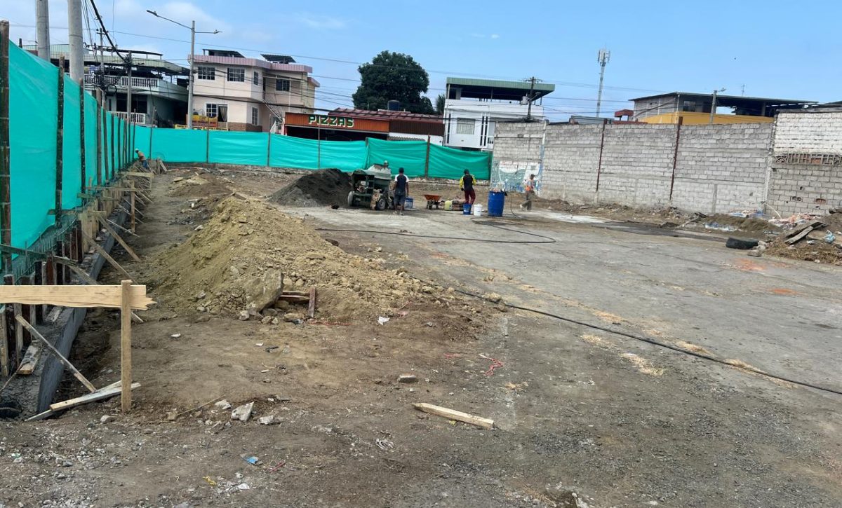 El patio de venta de carros usados se construye en el callejón Robles, entre avenida Manabí y calle 5 de Junio.