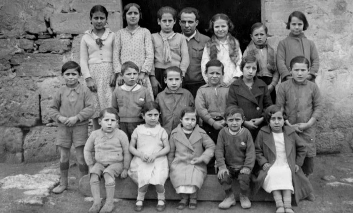 Antoni Benaiges y una fotografía con sus alumnos en la escuelita rural.