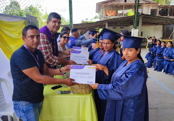 Los pequeños productores se capacitaron durante cuatro meses y recibieron su certificado.