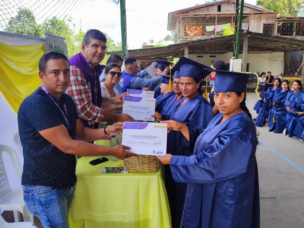 Los pequeños productores se capacitaron durante cuatro meses y recibieron su certificado.