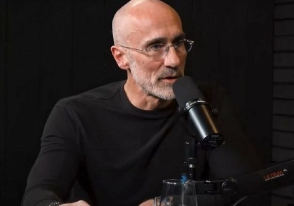 Arthur C. Brooks sostiene que la felicidad, la empatía y el éxito nacen de una sola fuente: el coraje de enfrentarse a uno mismo con honestidad radical.