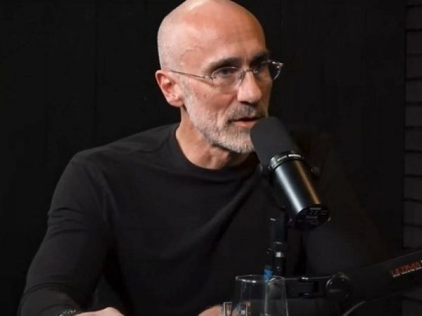 Arthur C. Brooks sostiene que la felicidad, la empatía y el éxito nacen de una sola fuente: el coraje de enfrentarse a uno mismo con honestidad radical.