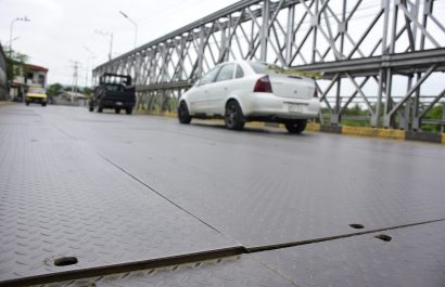 Algunas planchas metálicas del puente se encuentran levantadas.