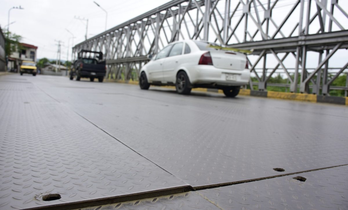 Algunas planchas metálicas del puente se encuentran levantadas.