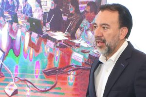 Pabel Muñoz, alcalde de Quito, firma acuerdo que contempla catorce medidas para la descontaminación del río Machángara. (Municipio de Quito).