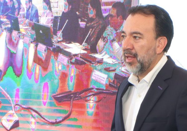 Pabel Muñoz, alcalde de Quito, firma acuerdo que contempla catorce medidas para la descontaminación del río Machángara. (Municipio de Quito).