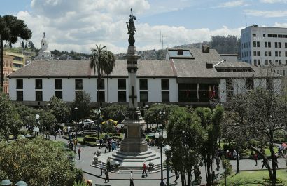 Palacio_Municipal_de_Quito_desde_el_Palacio_de_Carondelet