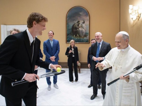 Papa León XIV recibe al tenista Jannik Sinner en audiencia privada en el Vaticano