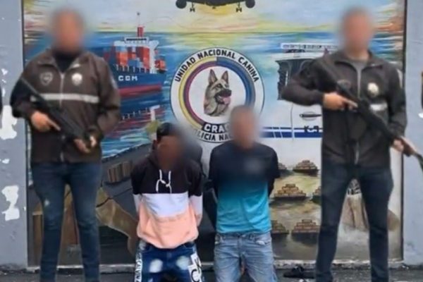 Parte de los detenidos durante el operativo que permitió el decomiso de miles de dosis de droga.