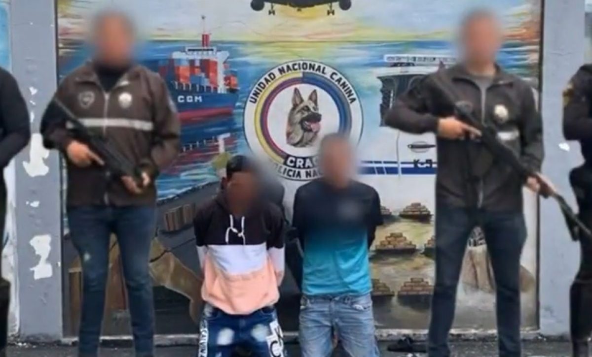 Parte de los detenidos durante el operativo que permitió el decomiso de miles de dosis de droga.