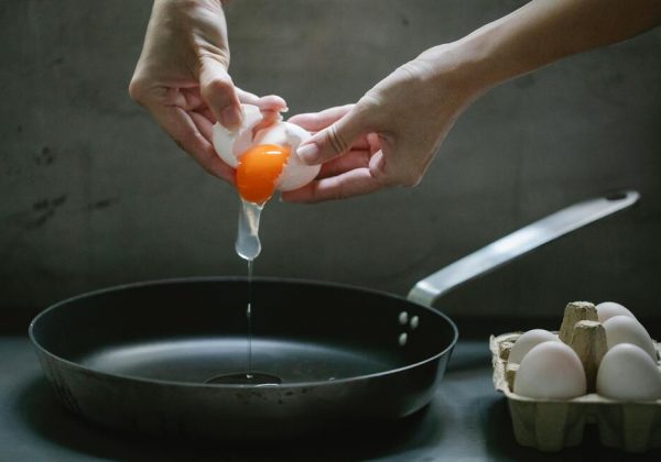 Paso a paso domina el arte de freír huevos perfectos sin que se peguen en la sartén y lo mejor de todo, libre de tóxicos