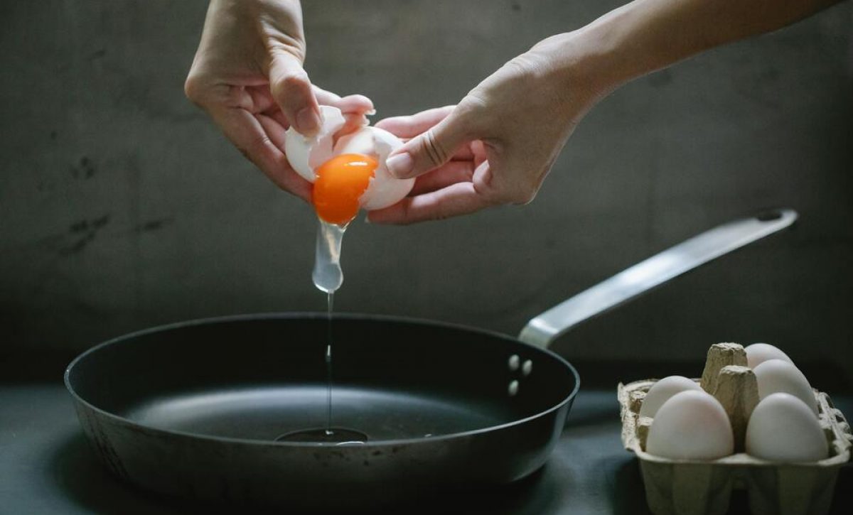 Paso a paso domina el arte de freír huevos perfectos sin que se peguen en la sartén y lo mejor de todo, libre de tóxicos