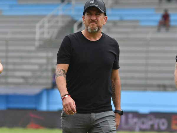 Patricio Javier Urrutia, entrenador de Delfín SC, denunció este martes 8 de julio la detención injusta de su hijo tras un allanamiento.