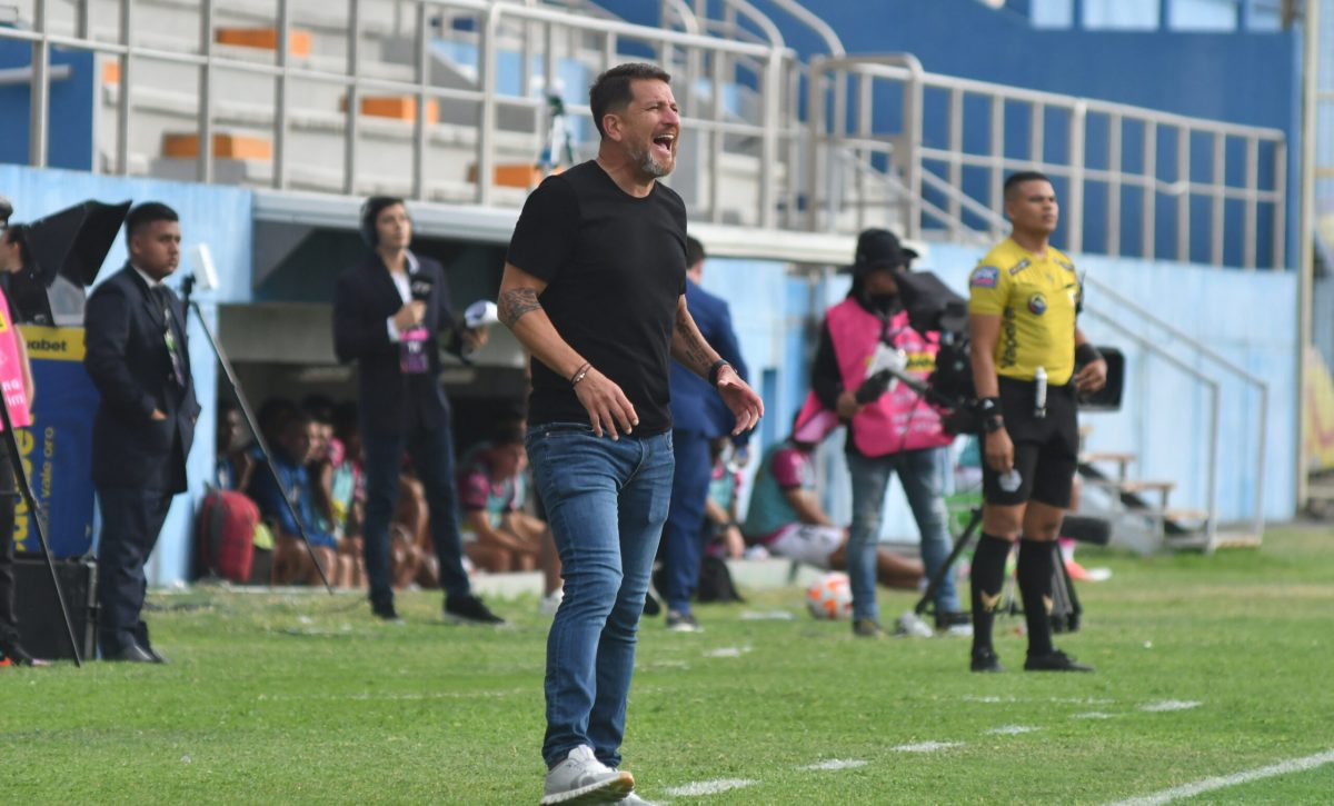Patricio Urrutia revitaliza al Delfín y lo acerca a zona de clasificación.