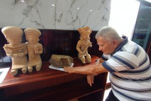 Otkar Trámpuz, observa un pedazo de madera que se exhibe junto a réplicas de la cultura Manteña.