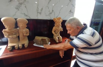 Otkar Trámpuz, observa un pedazo de madera que se exhibe junto a réplicas de la cultura Manteña.