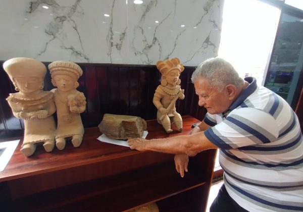 Otkar Trámpuz, observa un pedazo de madera que se exhibe junto a réplicas de la cultura Manteña.